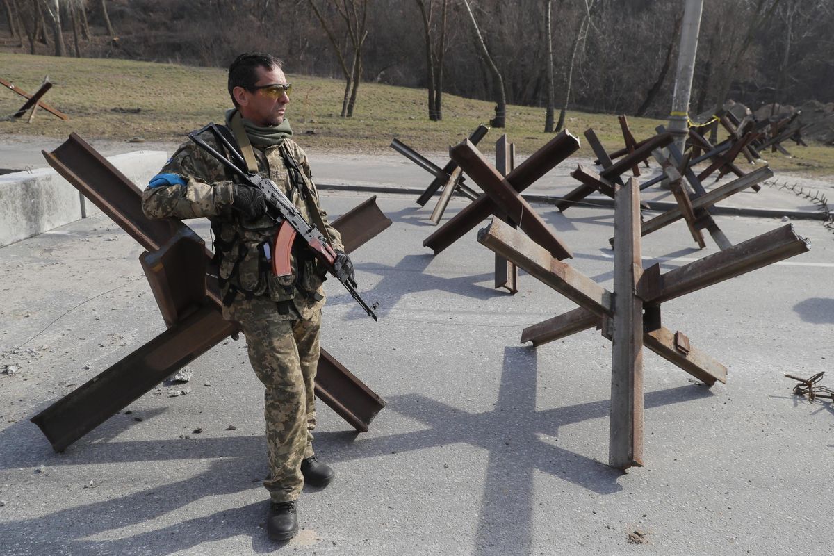 «Ucraini gambizzano i prigionieri». Disastro a Mariupol, liberata Irpin