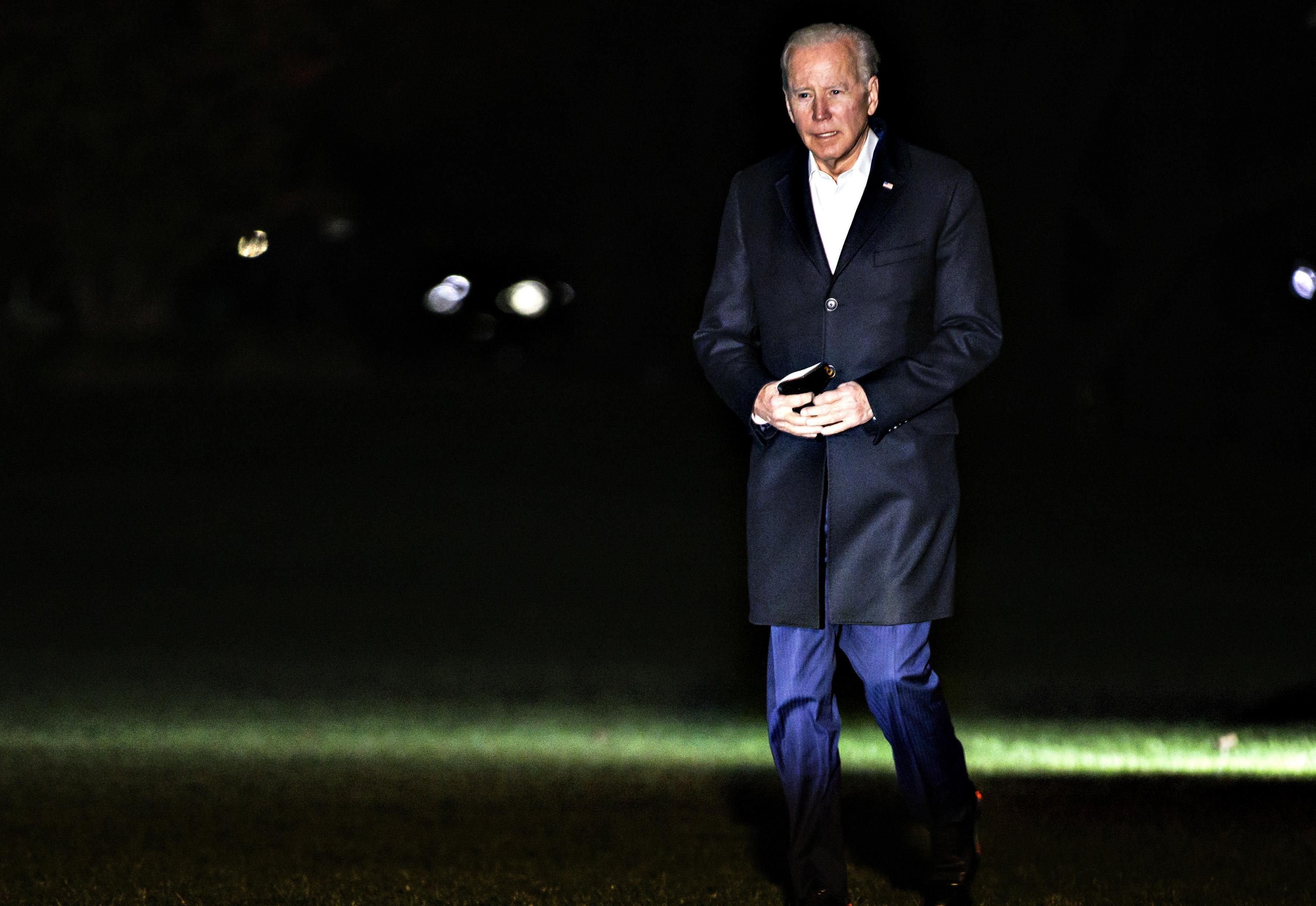 Per gli americani Biden è inadeguato. Il presidente ha bisogno di badanti