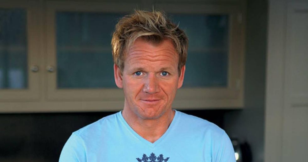 A short-staffed lunch lady needed help feeding 300 kids. Gordon Ramsey stepped in to help.