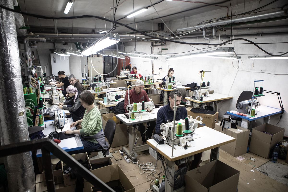 Viaggio nella tessitura sotterranea dove l’acciaio vale più della seta