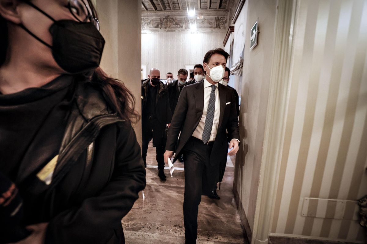 Dopo la lite con Draghi, Conte fa ammuina