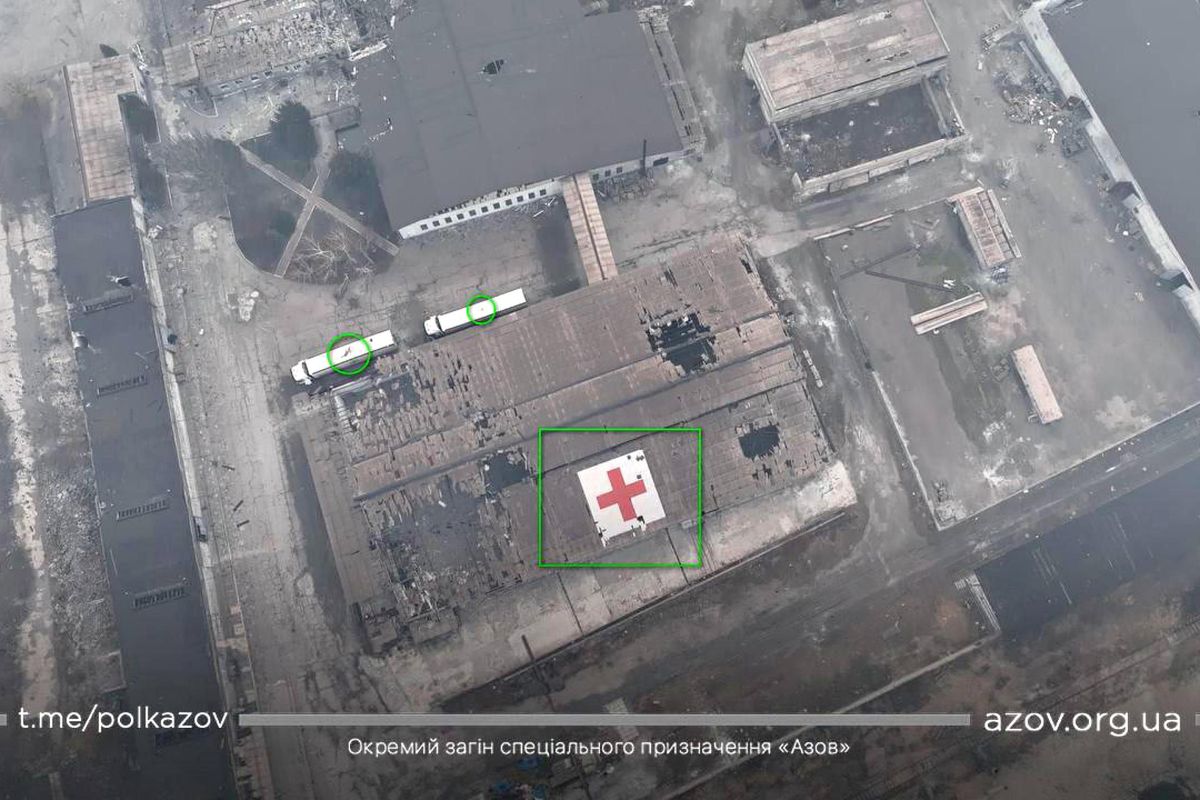 Bombe sulla Croce rossa a Mariupol. Colpita anche la sede degli inviati Ue