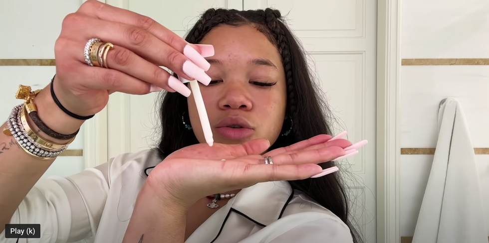 Storm Reid, Parlayan Cilt Güzellik Rutininin Arkasındaki Sırrı Paylaşıyor 3 img
