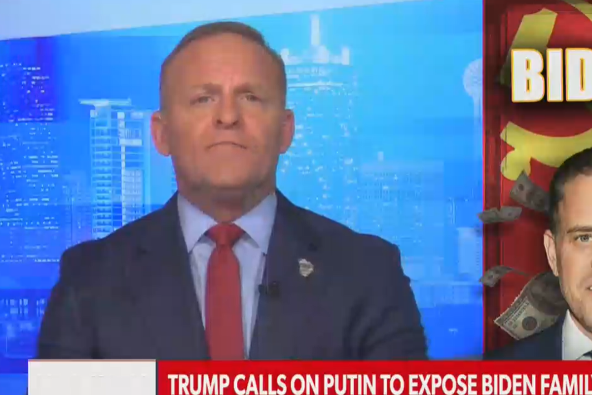 Newsmax Idiot Thinks It's Fine For Trump To Beg Putin For Aid And Comfort Right Now