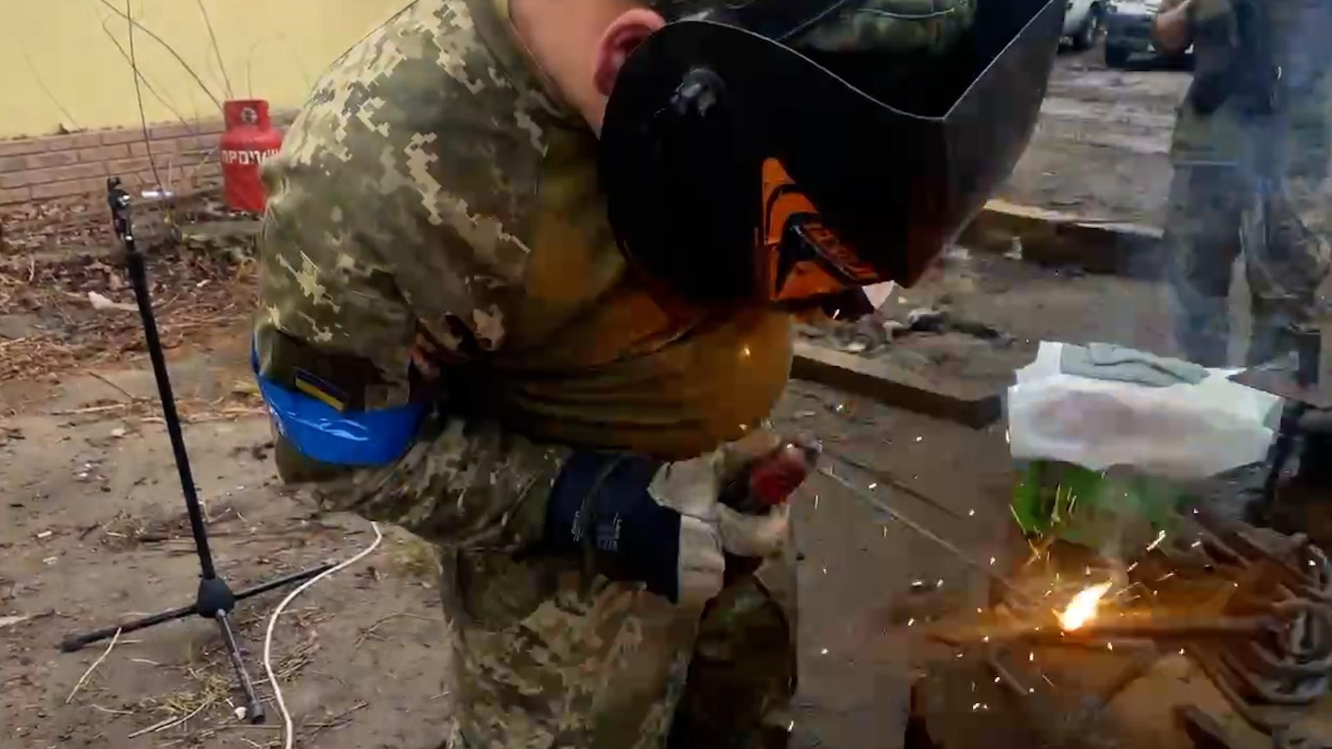 Reportage da Kiev: nelle bosco a Nord della città dove i soldati organizzano la resistenza