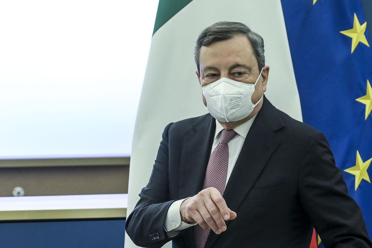 Draghi si applaude. Recovery modificato a colpi di decreto e niente scostamento