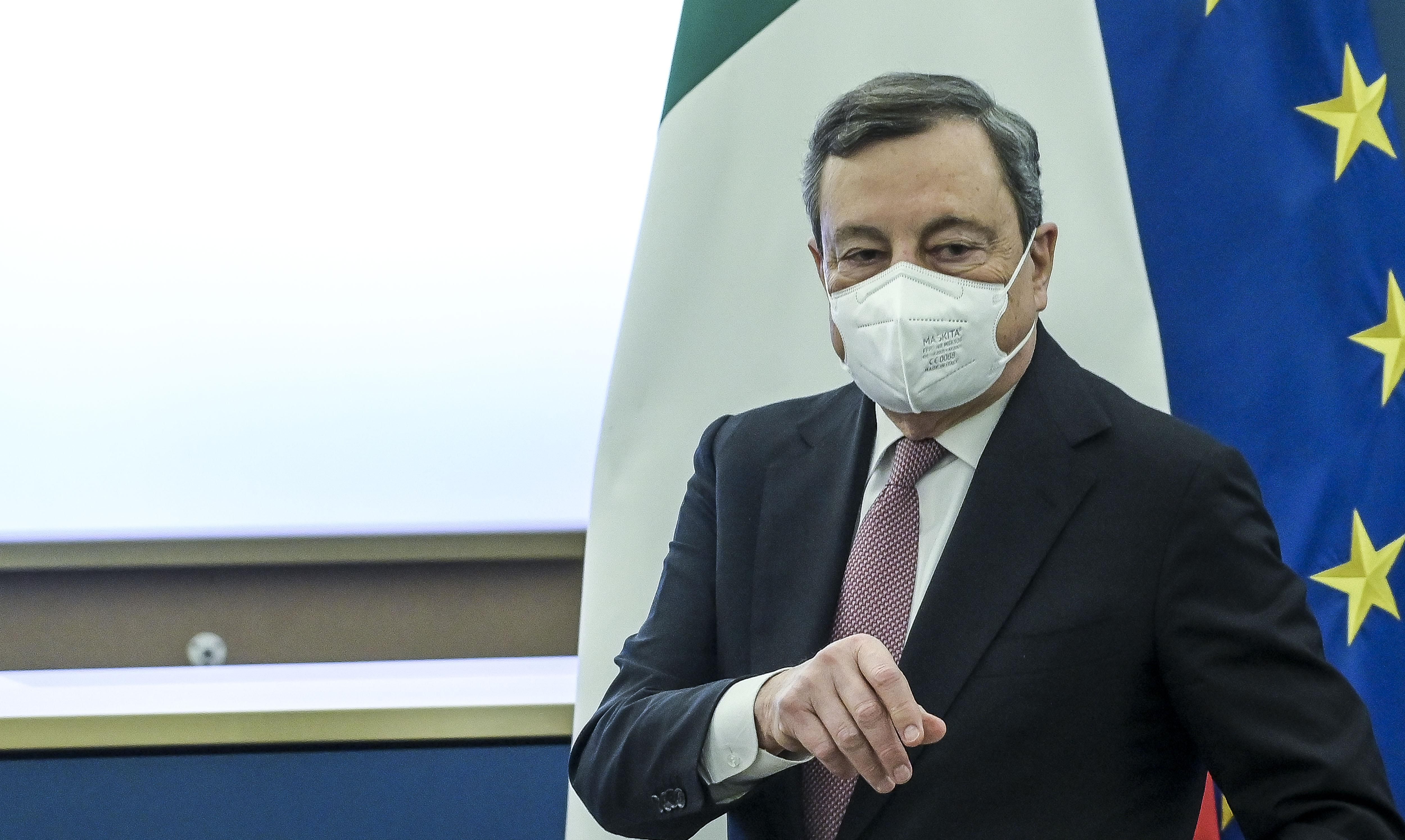 Draghi si applaude. Recovery modificato a colpi di decreto e niente scostamento