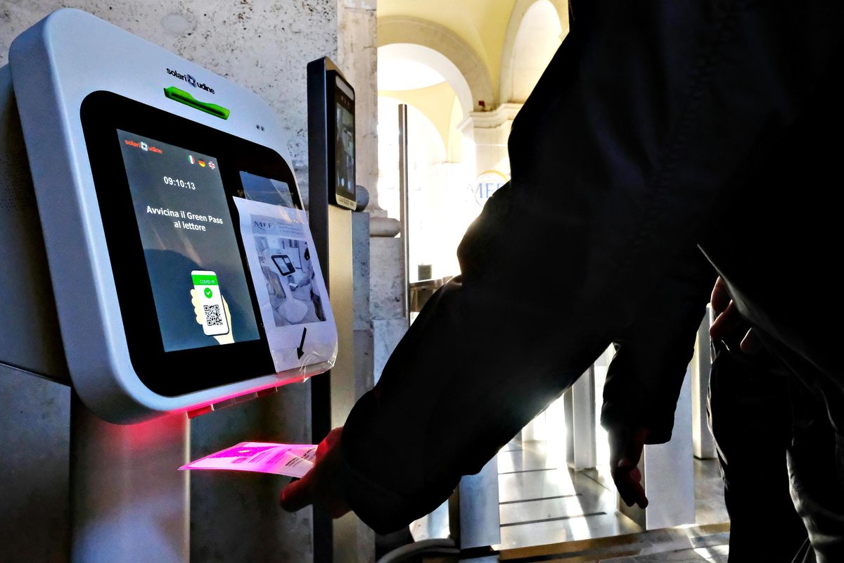 Macché addio: la card è solo sospesa. Avanti con il pass sanitario e fiscale