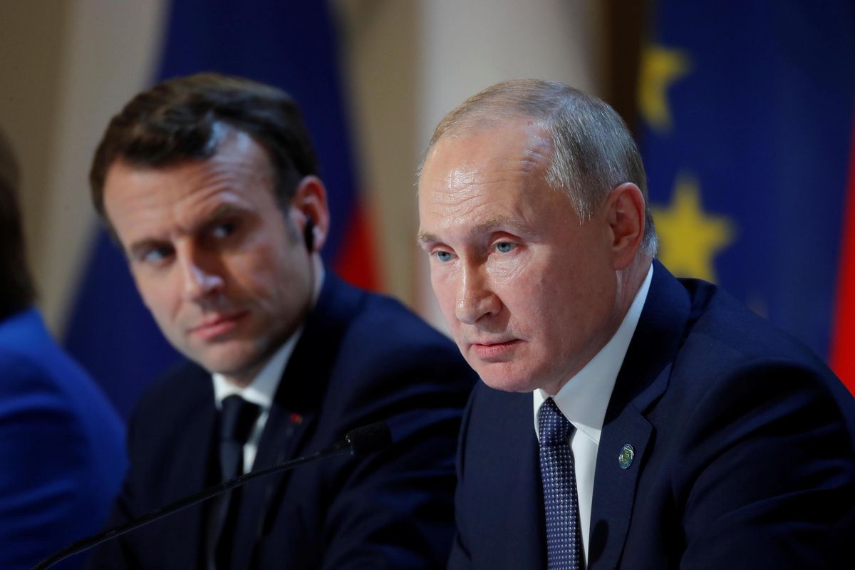 Telefonata fiume tra Macron e Putin. E Mosca evoca lo «tsunami atomico»