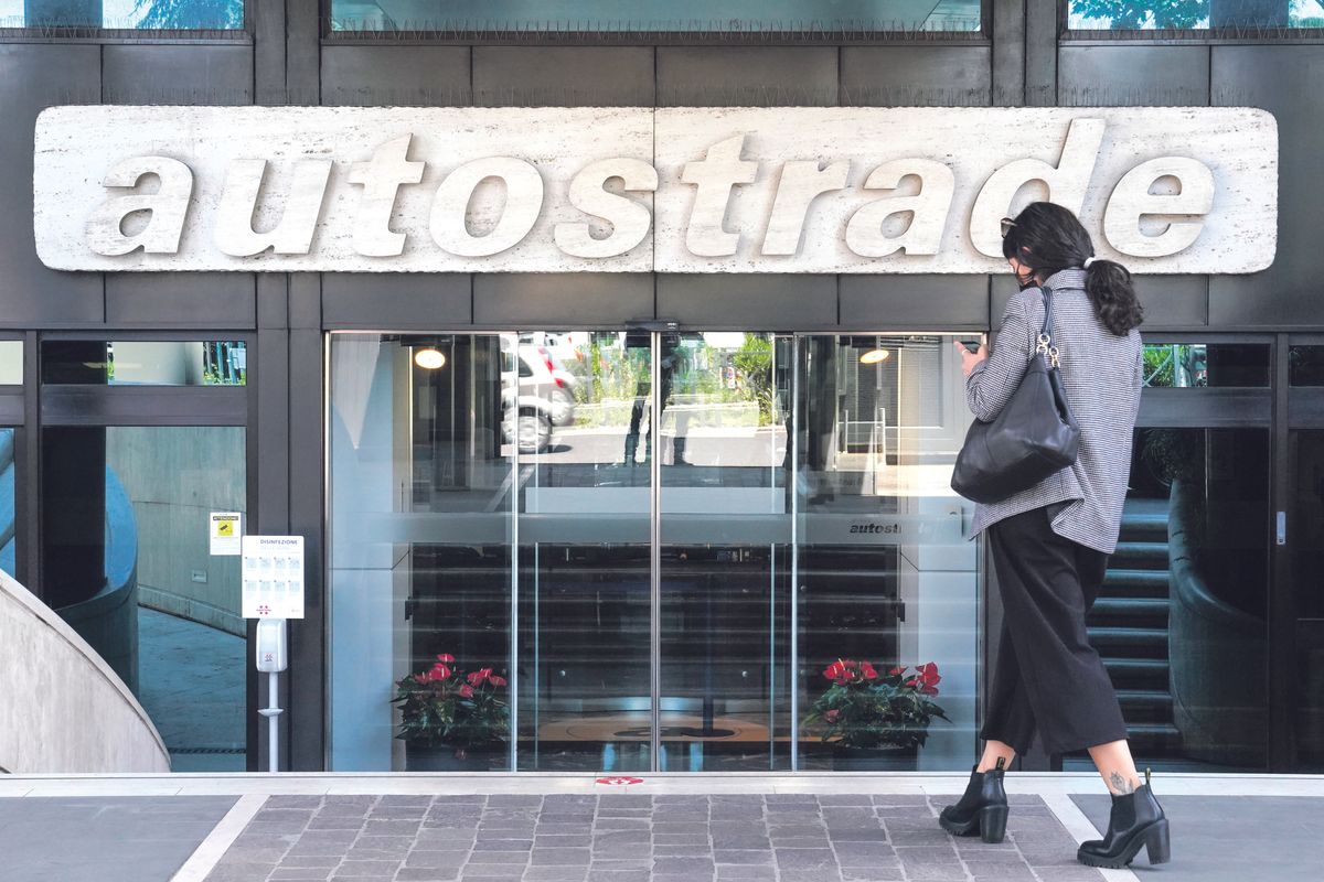 Incassa da Cdp gli 8 miliardi e taci.La fine (in sordina) del ventennio Benetton