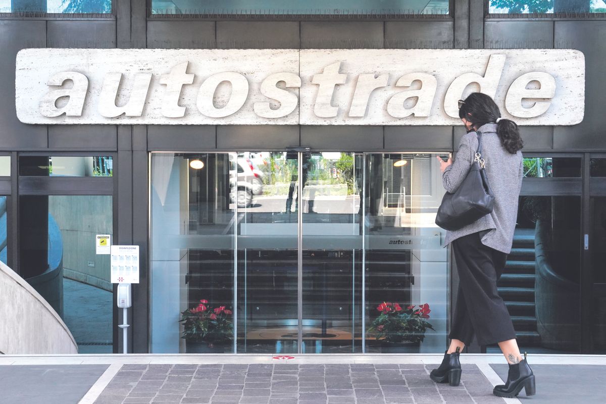 Incassa da Cdp gli 8 miliardi e taci.La fine (in sordina) del ventennio Benetton