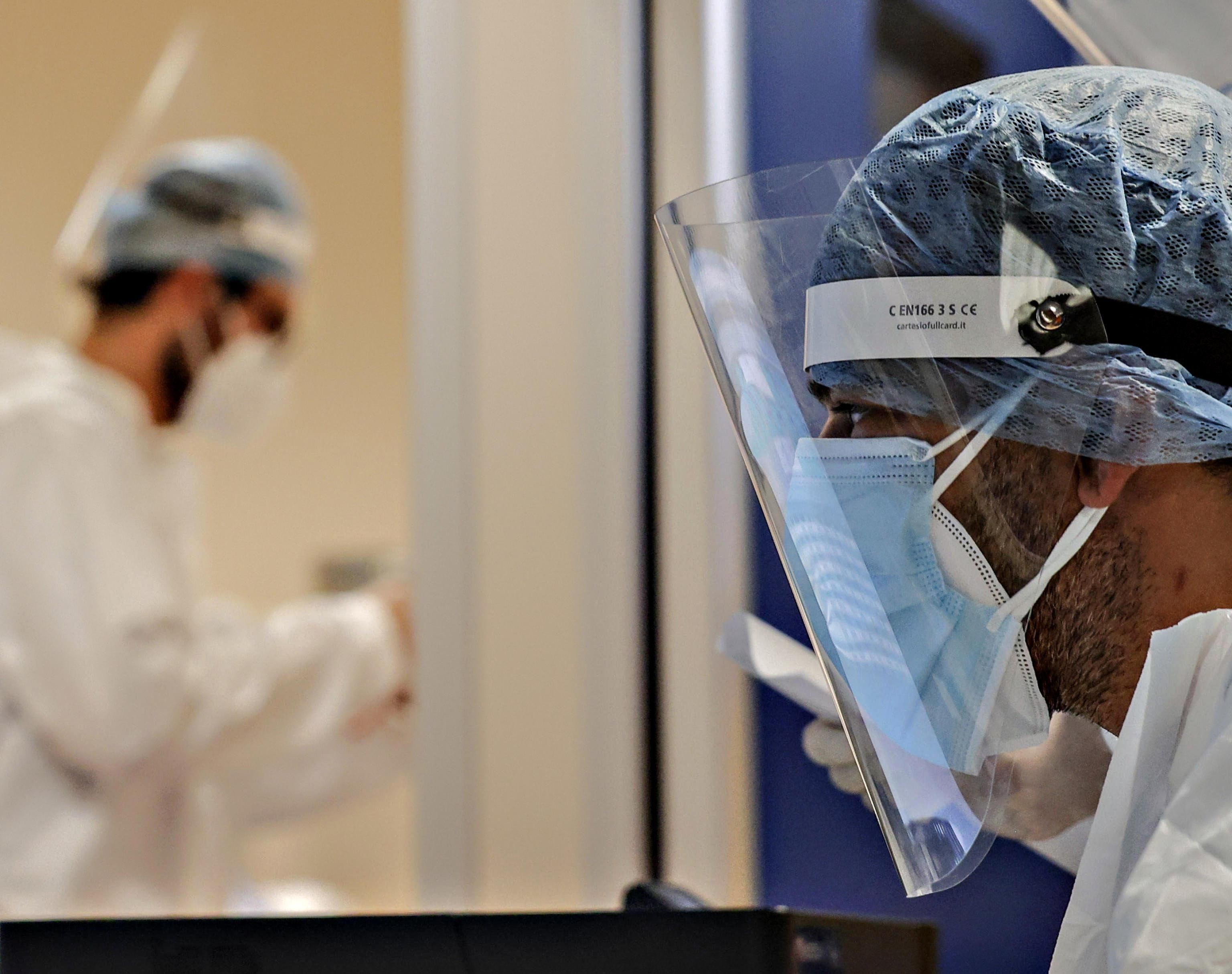 Rivolta di medici e infermieri sui vaccini