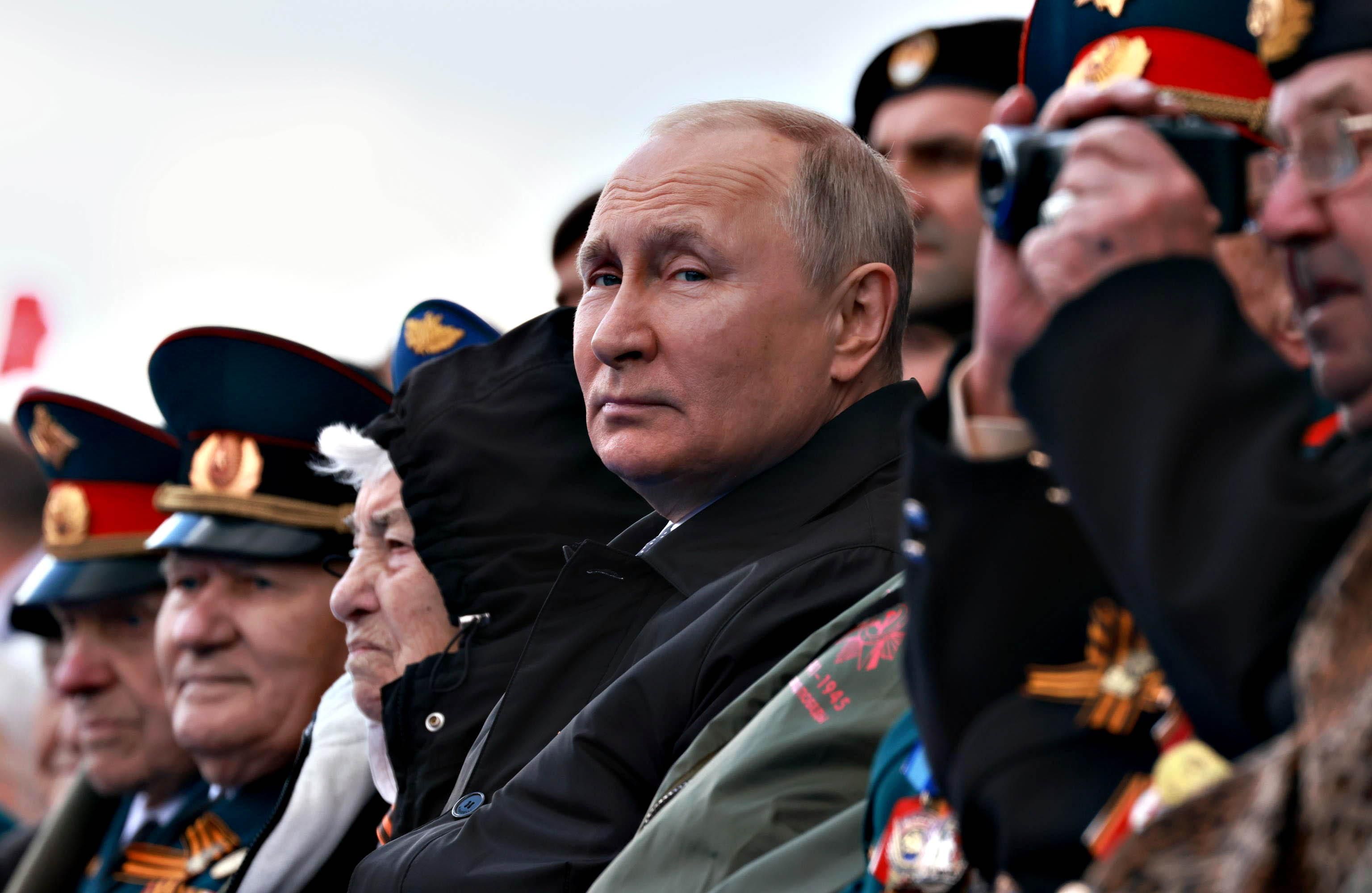 Putin lascia a secco la stampa con l’elmetto