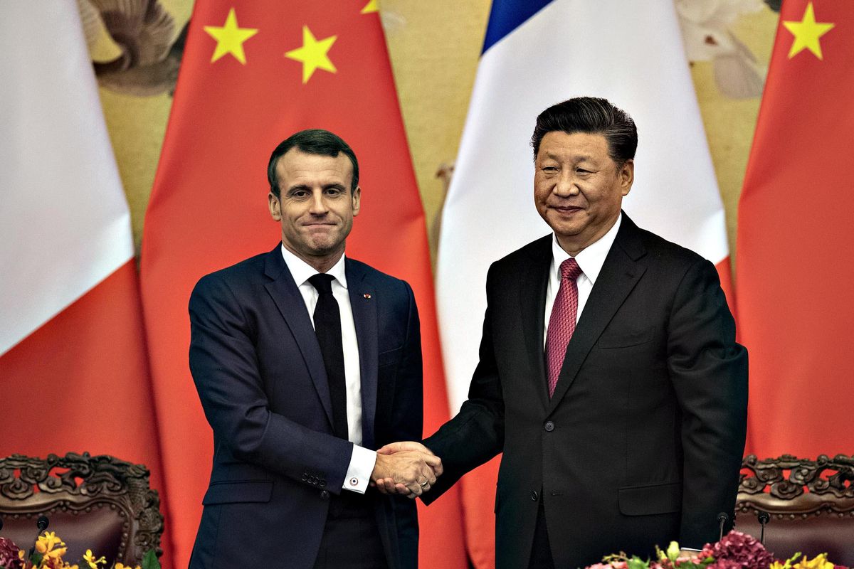 Macron a caccia di consensi sente Xi e punta a essere il mediatore protagonista