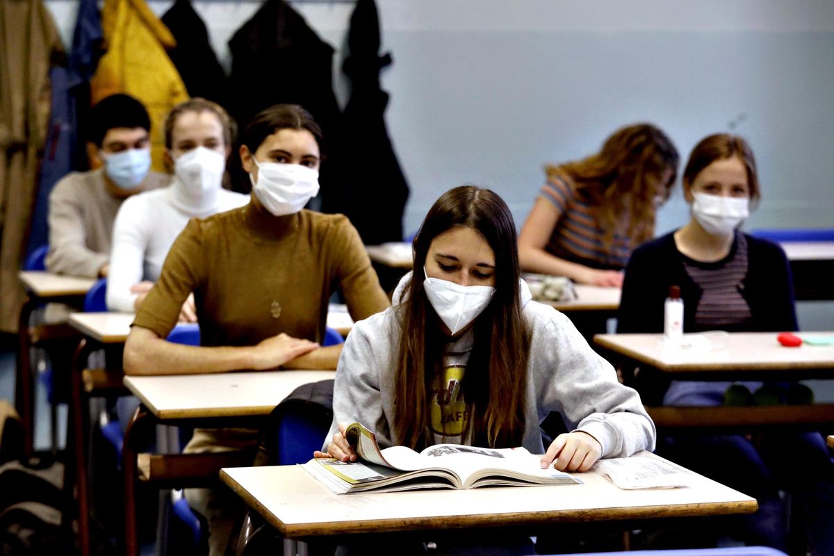 A scuola con la mascherina, ma Speranza non sa perché