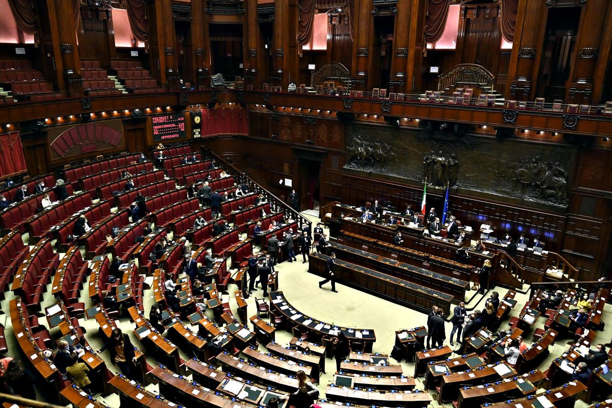 Maggioranza divisa su armi e guerra in attesa che Draghi parli al Parlamento