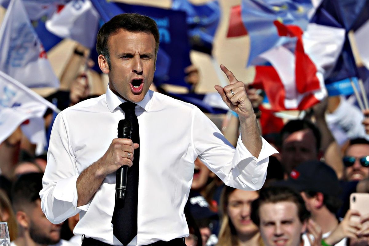 Macron decapita le feluche: spazio agli amici
