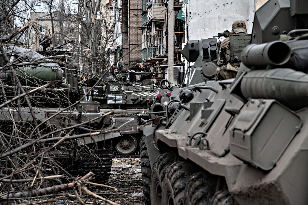 Mariupol è allo stremo e i russi vogliono allestire la parata del 9 maggio