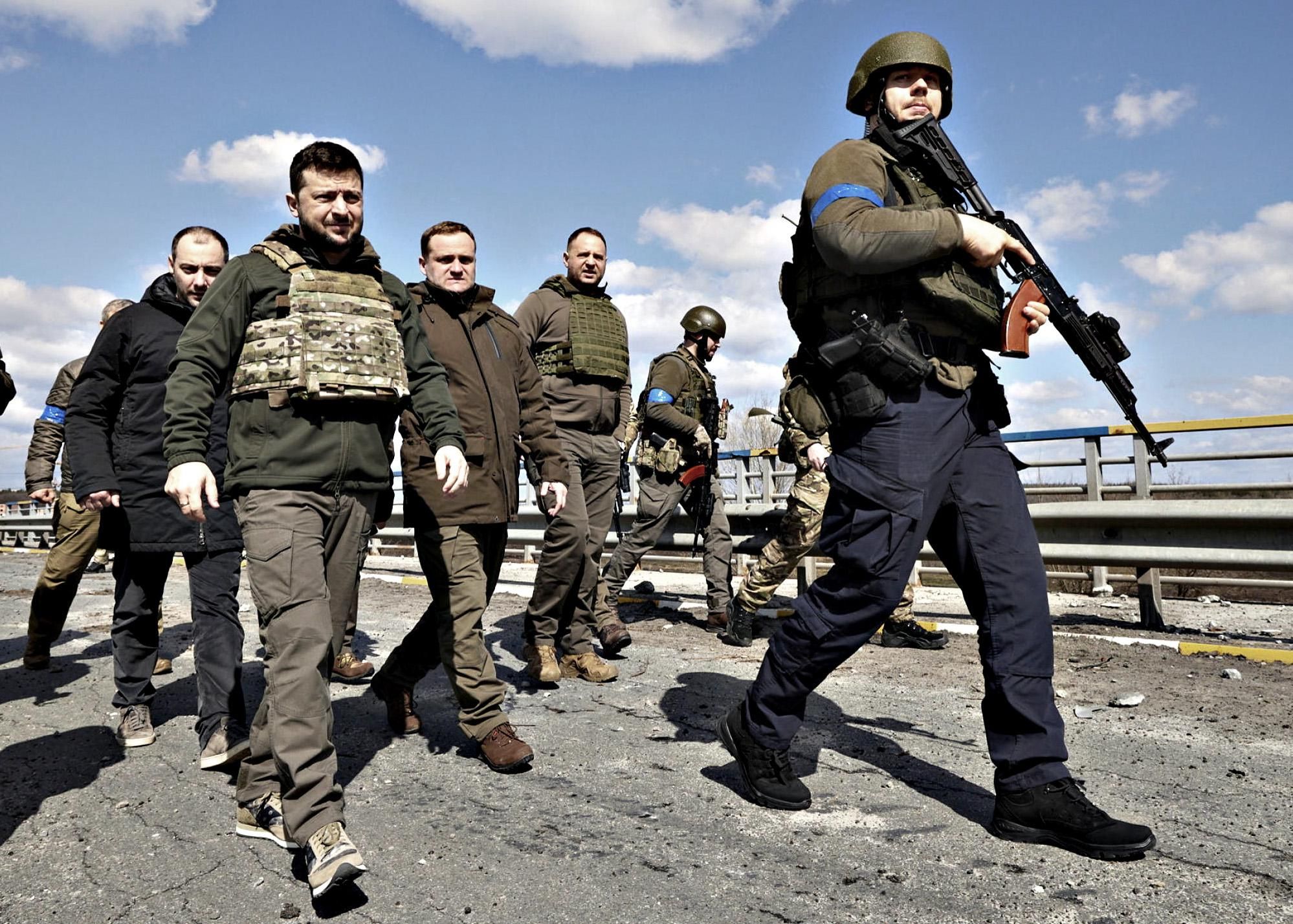 Armi, Zelensky «sotto tutela» Usa