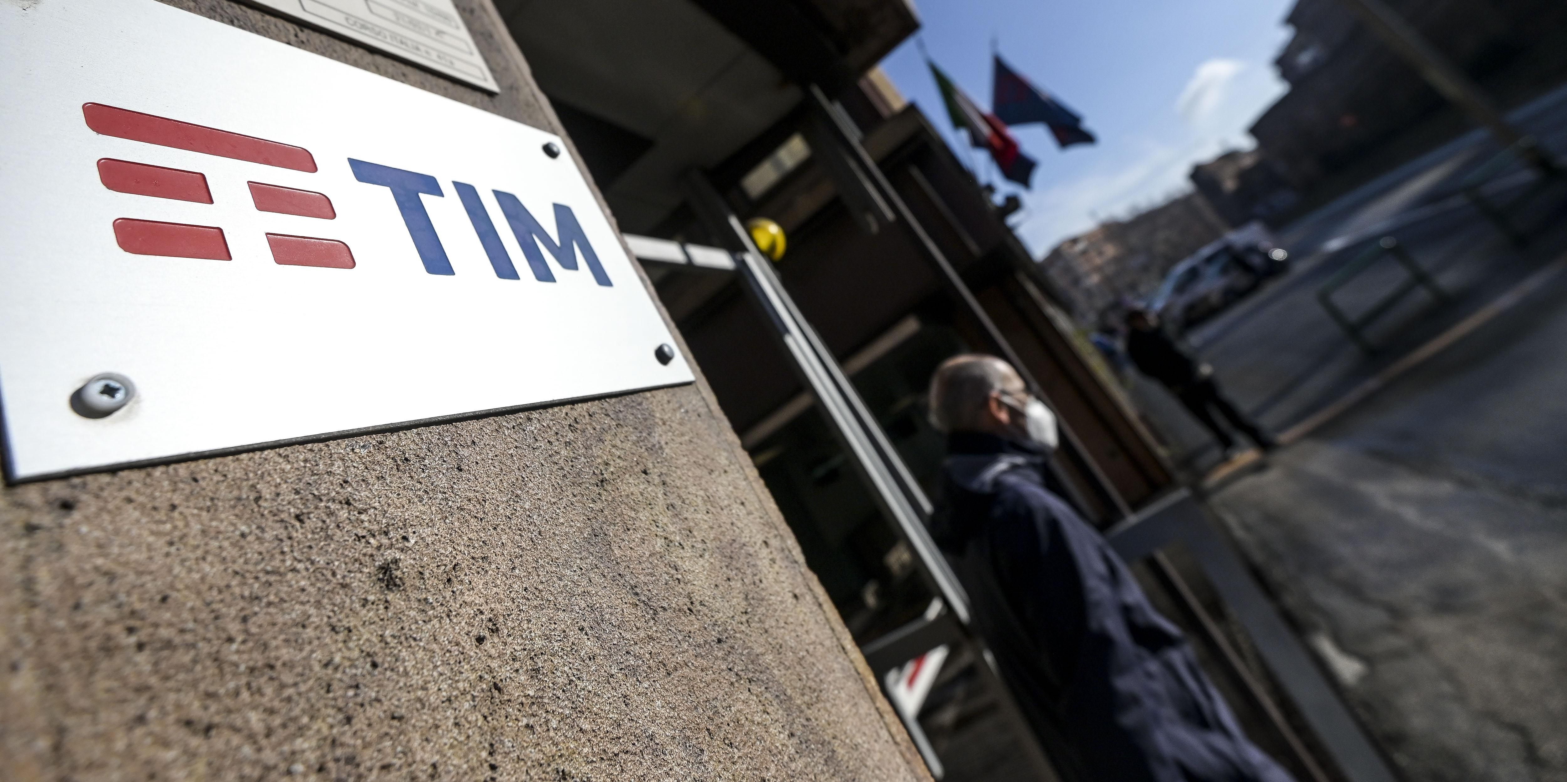 Tim vuole chiedere l’aiuto pubblico per pagare meno interessi su 3 miliardi di debiti