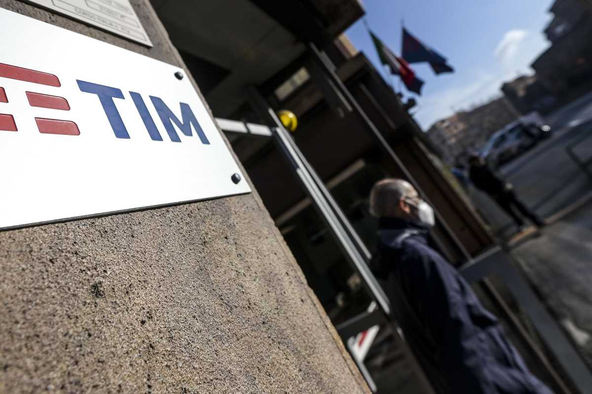 Tim vuole chiedere l’aiuto pubblico
per pagare meno interessi su 3 miliardi di debiti