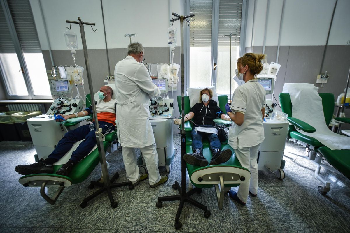 Un positivo su 20 è reinfetto. Ma nessuno parla delle cure