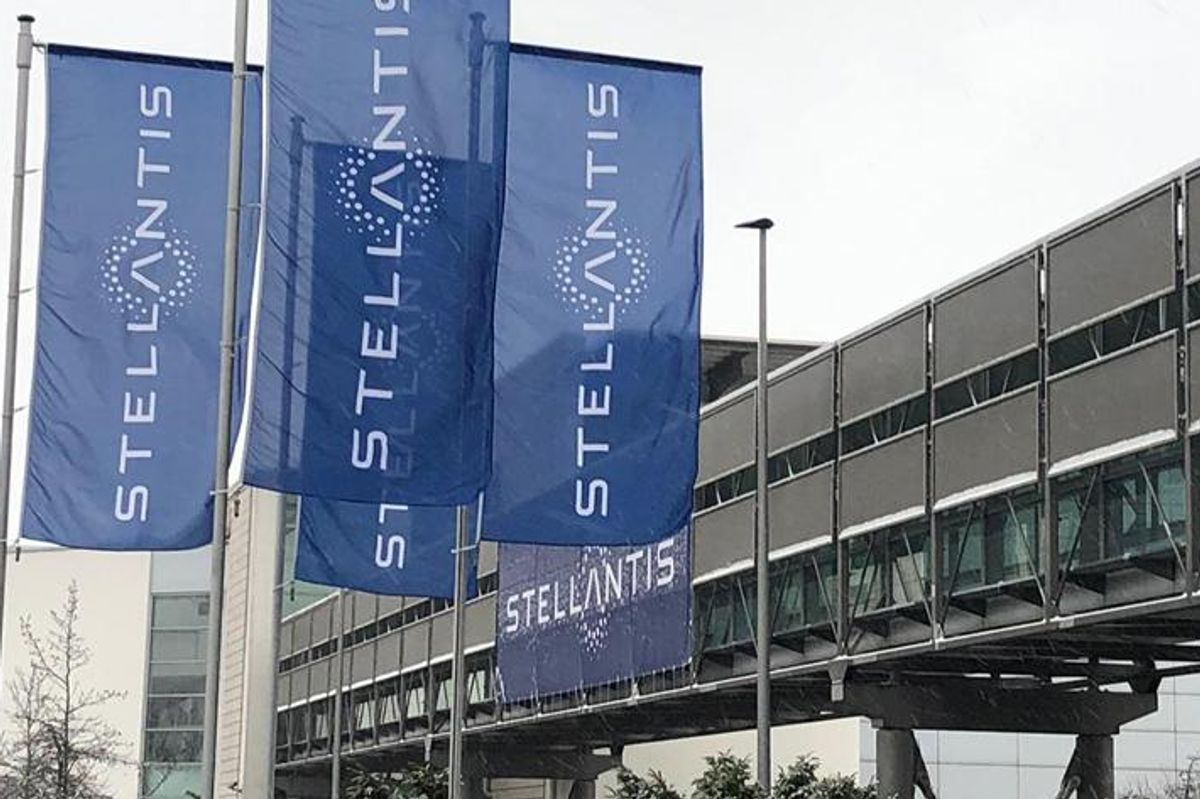 Auto, la svolta sull’elettrico di Stellantis mette a rischio 75 mila posti nell’indotto
