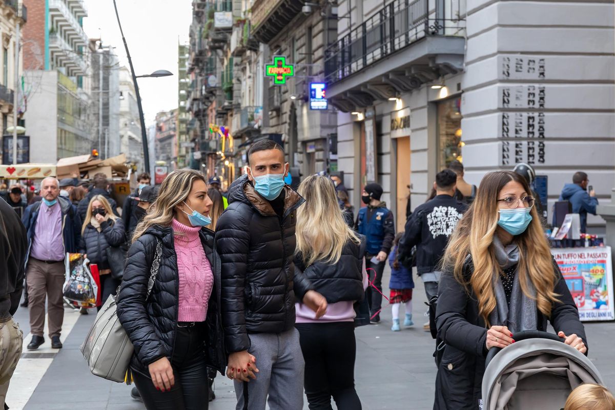 Noi italiani gli ultimi a volto coperto