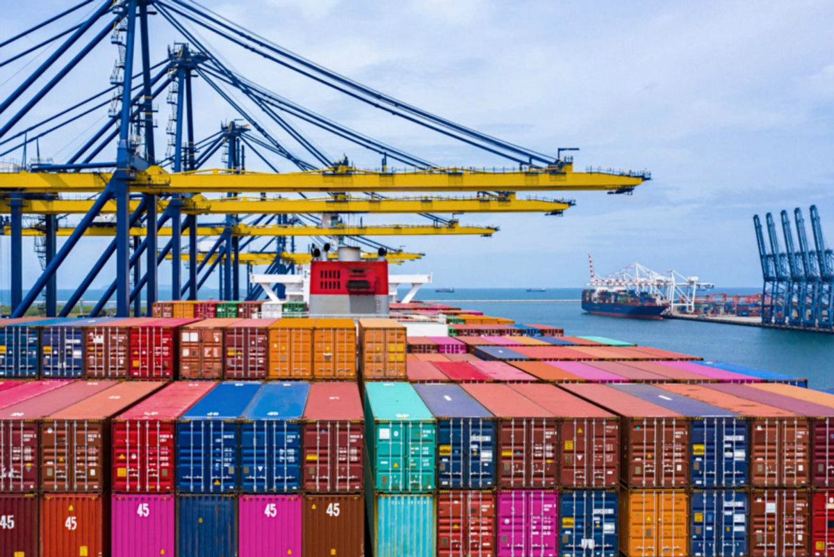 Lockdown, il porto di Shanghai fermo mette in crisi le imprese