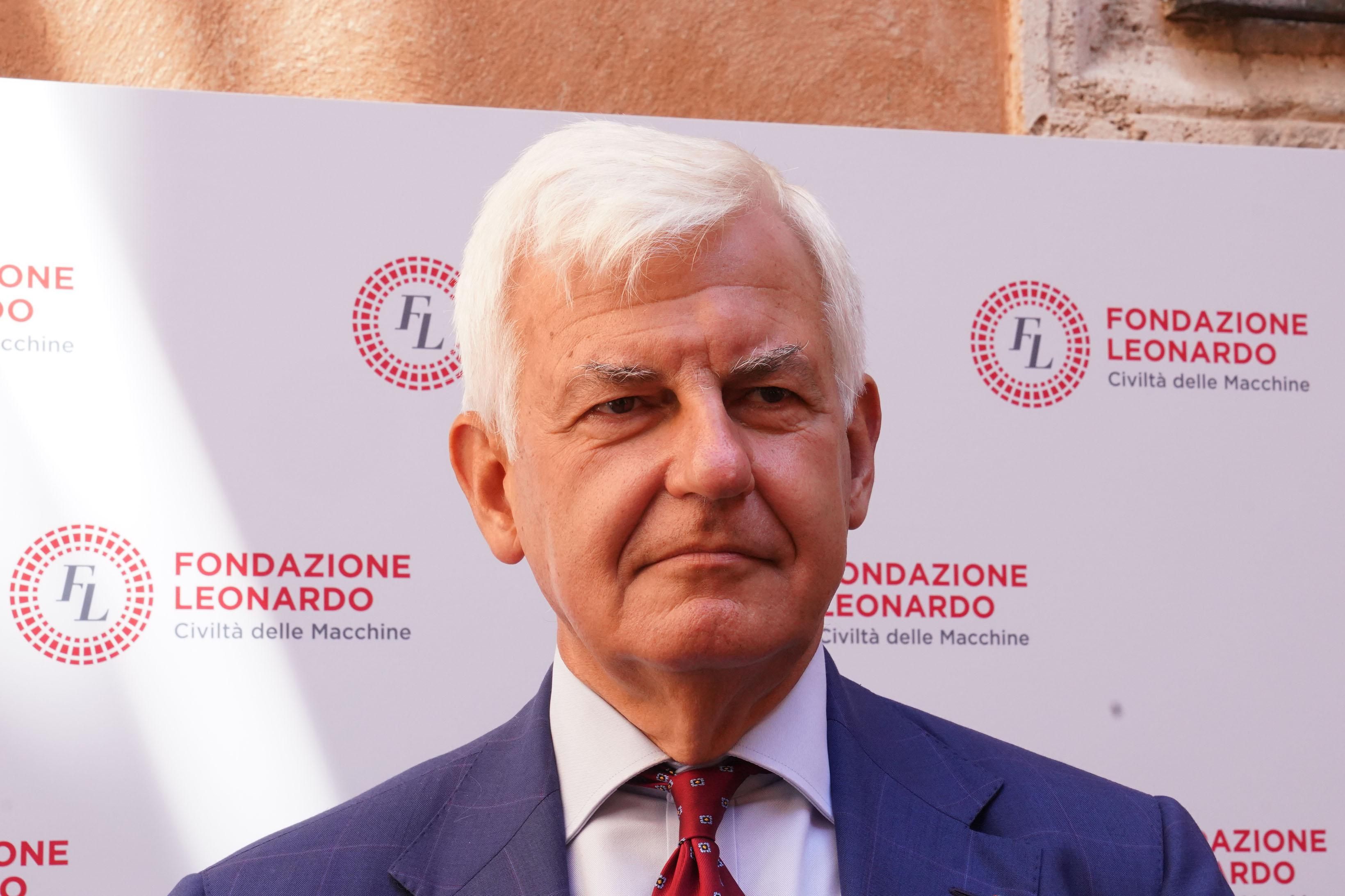 Leonardo, Profumo  rischia la poltrona. I fondi pronti ad appoggiare il cambio