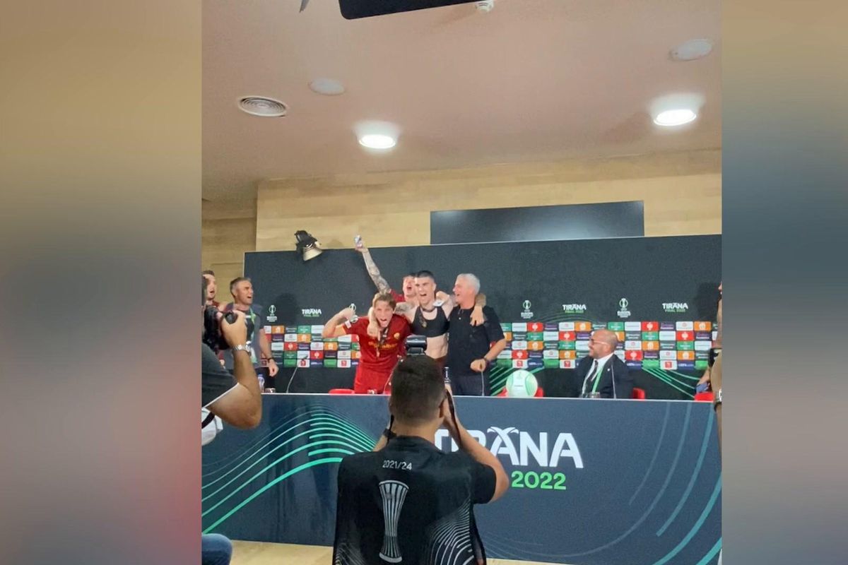 Per riportare una coppa europea in Italia serviva Mou. Che in conferenza fa uno dei suoi show