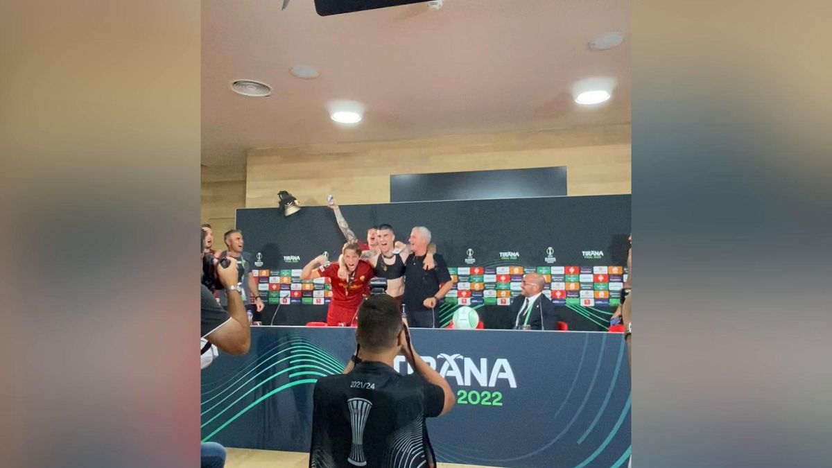 Per riportare una coppa europea in Italia serviva Mou. Che in conferenza fa uno dei suoi show