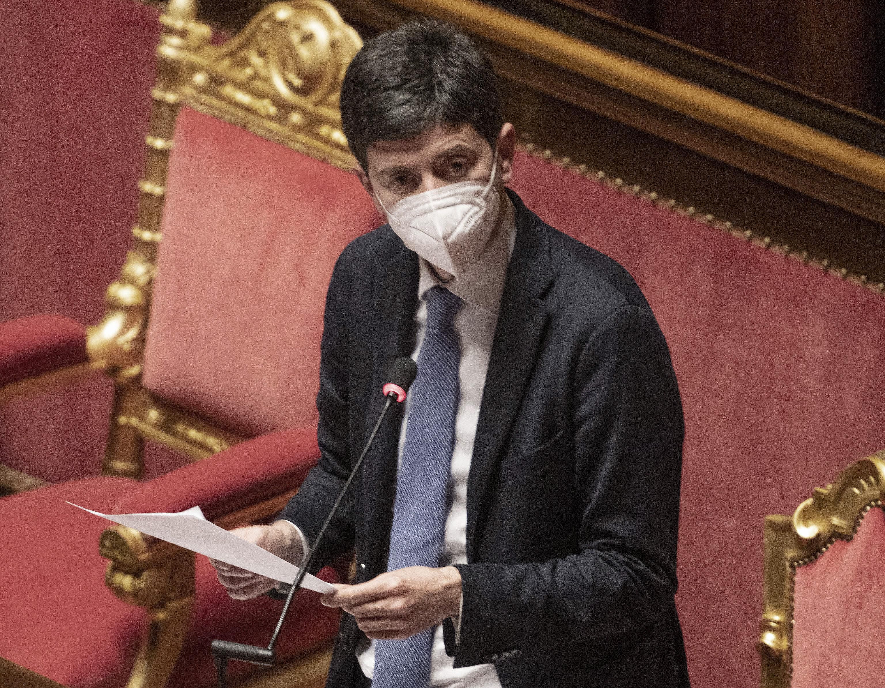 Crepa sul fronte dei medici: «Non sospendo colleghi che non si sono vaccinati»