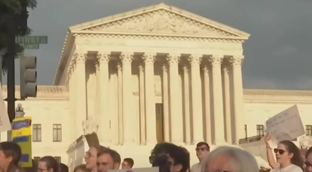 Democrats May Still Weather A Stormy Midterm