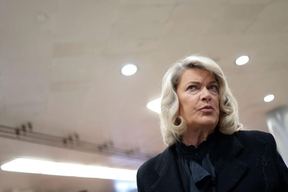 Sen Cynthia Lummis booed heckled at University of Wyoming graduation for stating that there are two sexes