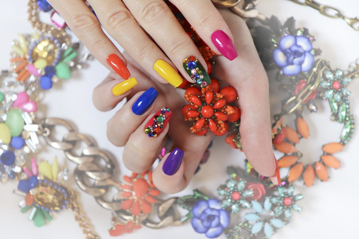 Mani in primo piano. Mini guida per il look delle unghie