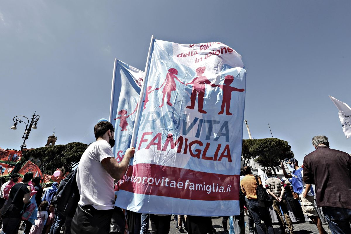 Oltre le tenebre sopravvive il bene. Torniamo in piazza per dirlo a tutti