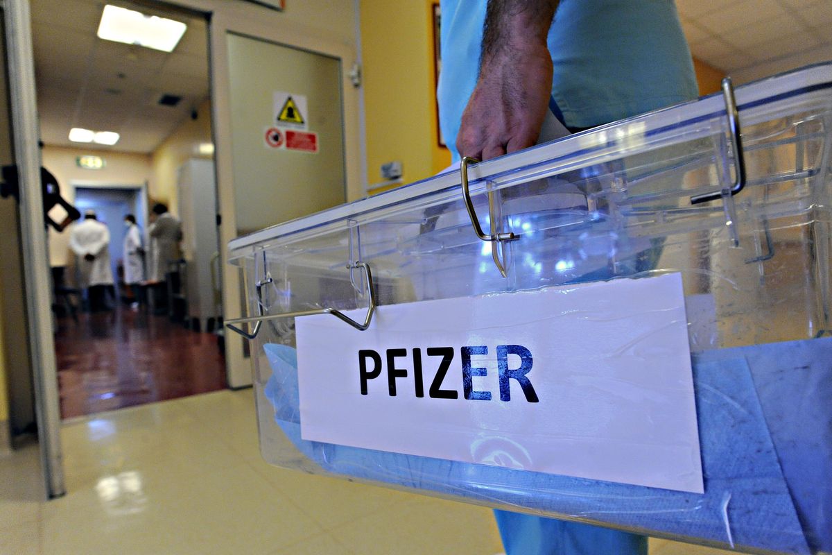 Presa in giro di Pfizer sui lotti sospetti: fornisce i documenti ma censura i dati