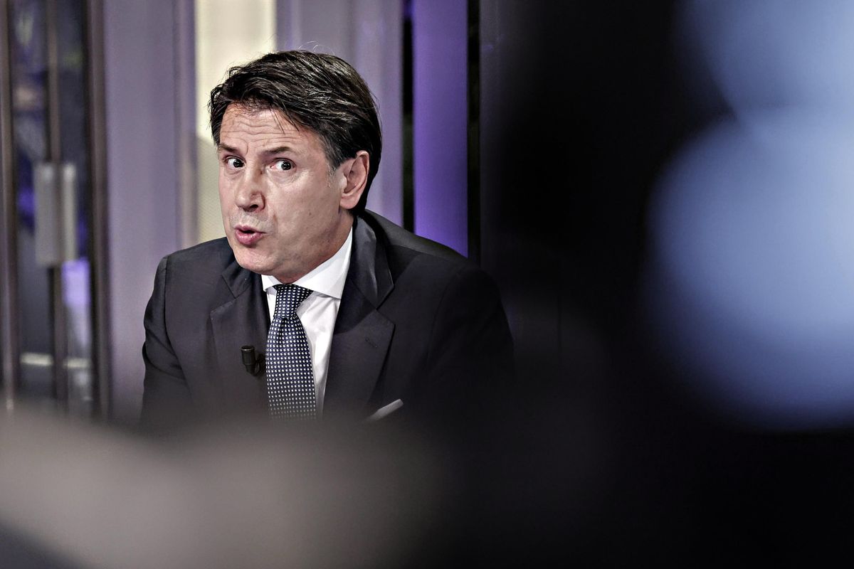 Centrodestra e Renzi umiliano Conte. Lui minaccia la crisi, ma chi lo segue?