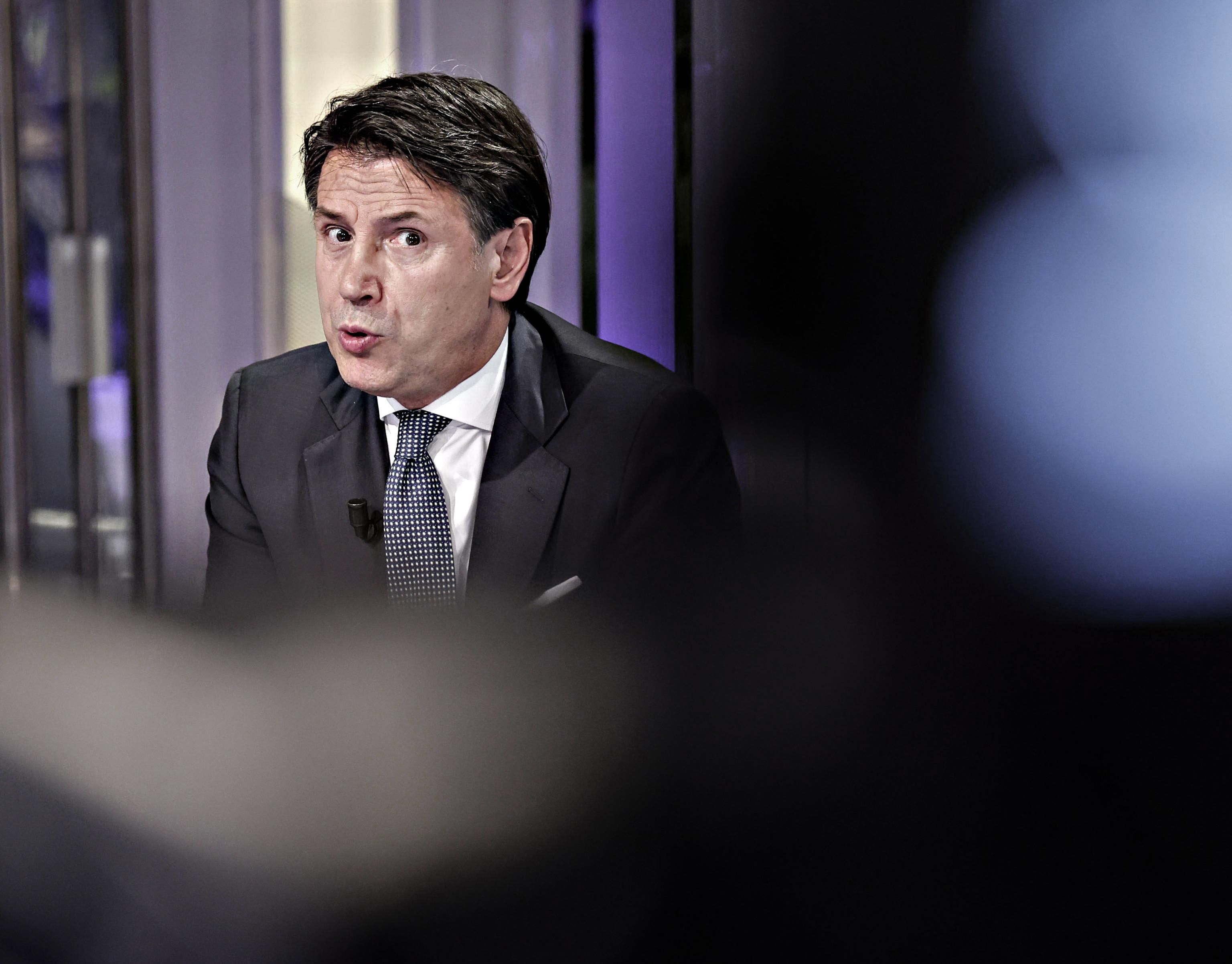 Centrodestra e Renzi umiliano Conte. Lui minaccia la crisi, ma chi lo segue?