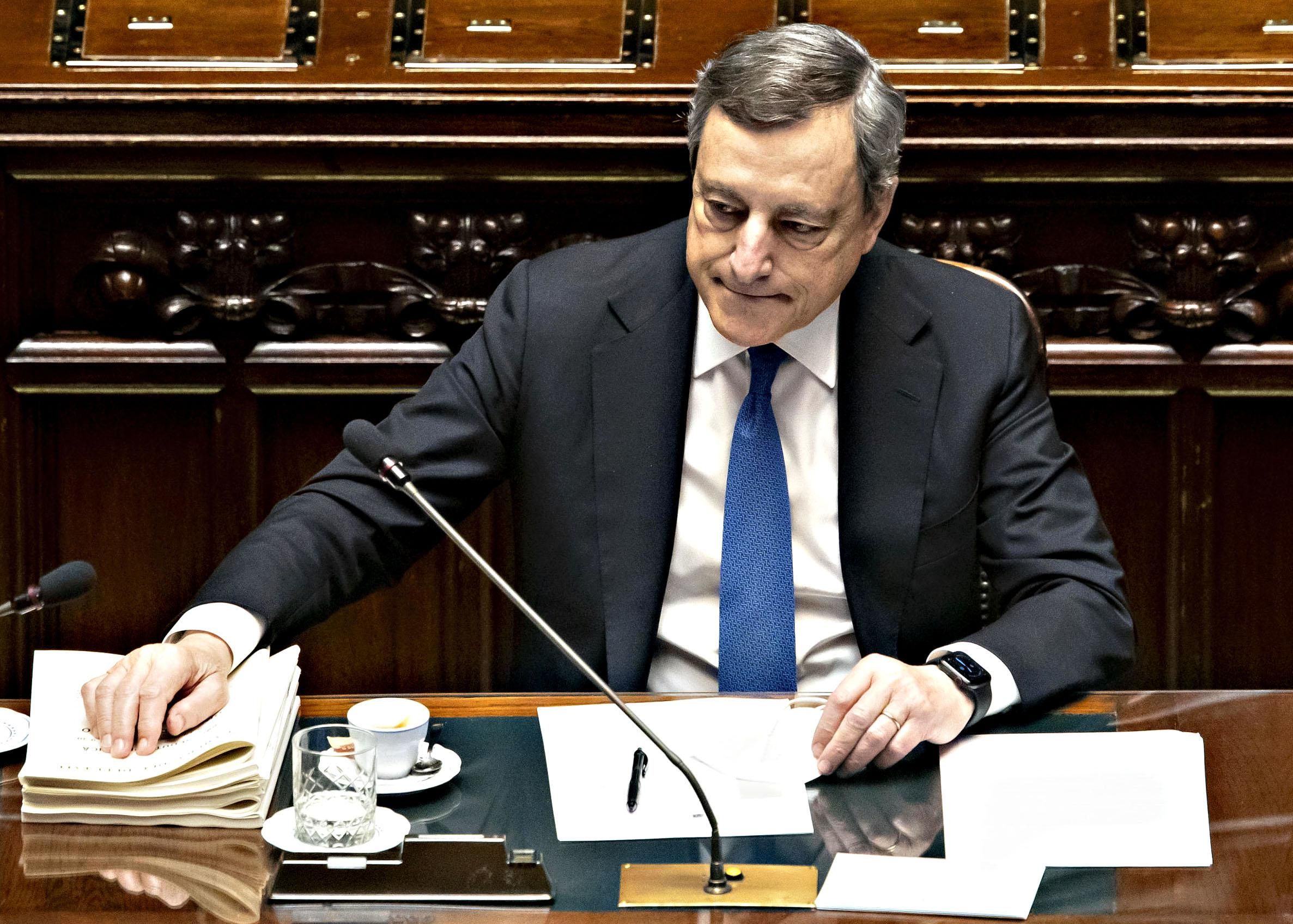 «Fiducia sulle spiagge». Draghi prepara la via di fuga dal governo