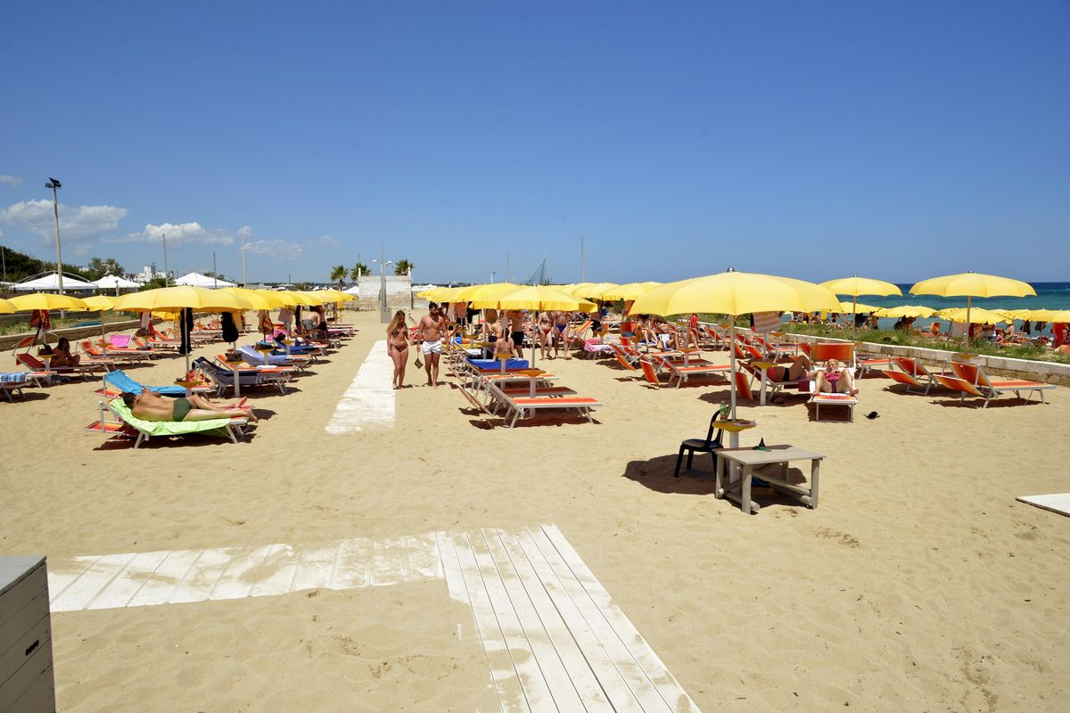 Nasce un governo balneare, il premier batte i pugni sulle spiagge