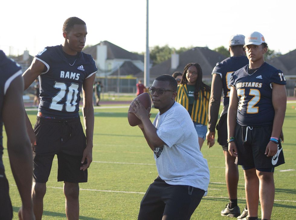 Killeen-area youth football players learn skills at inaugural camp, Local  News