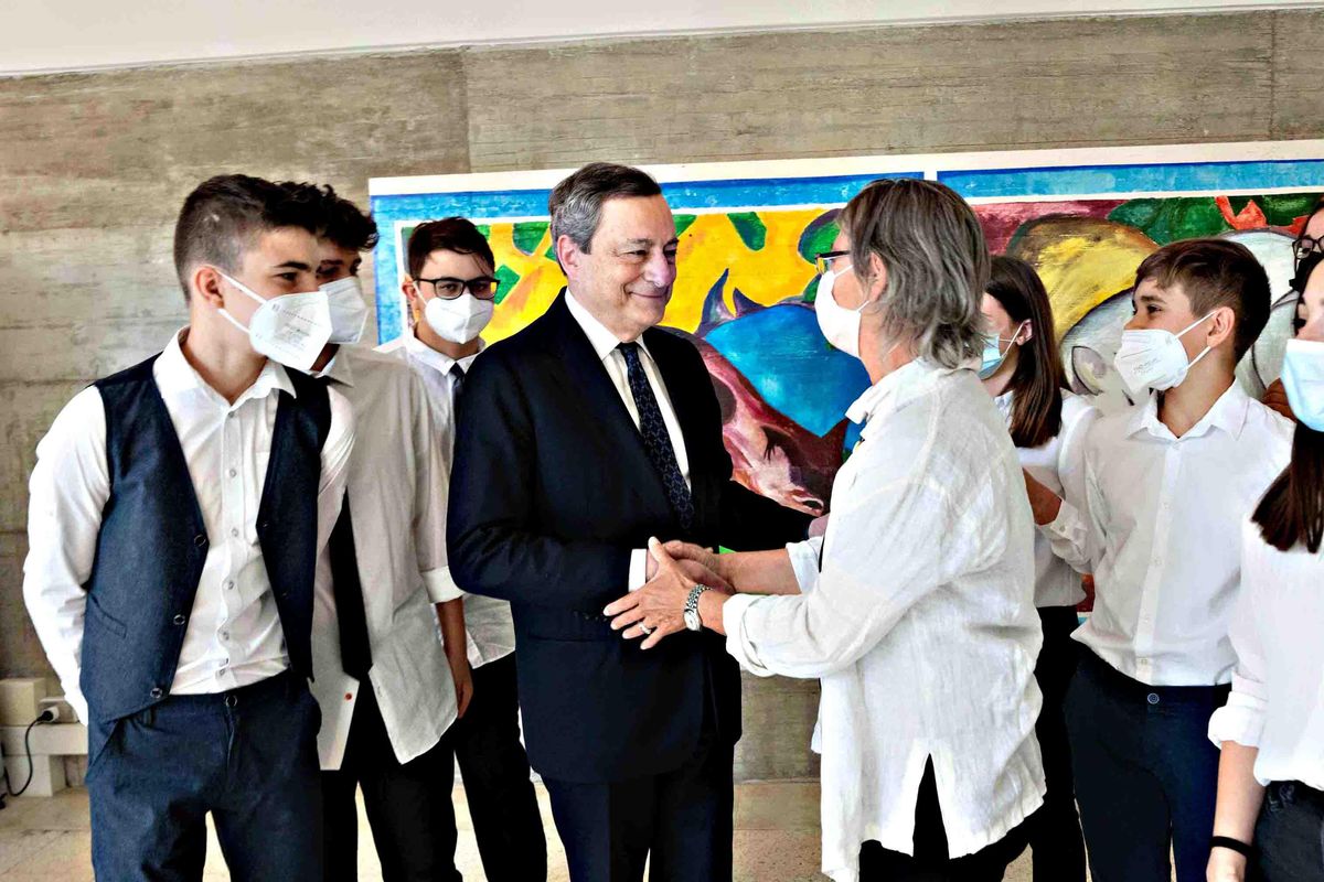 Draghi senza la mascherina tra gli alunni: «Voi forse la togliete l’anno prossimo»