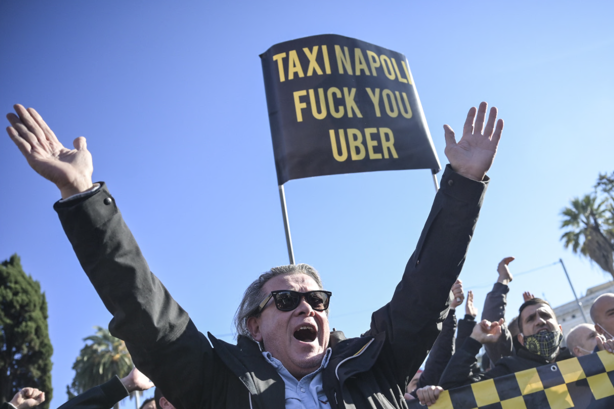 Uber e taxi si alleano con l’aiutino del renziano De Giorgi. E Draghi ringrazia