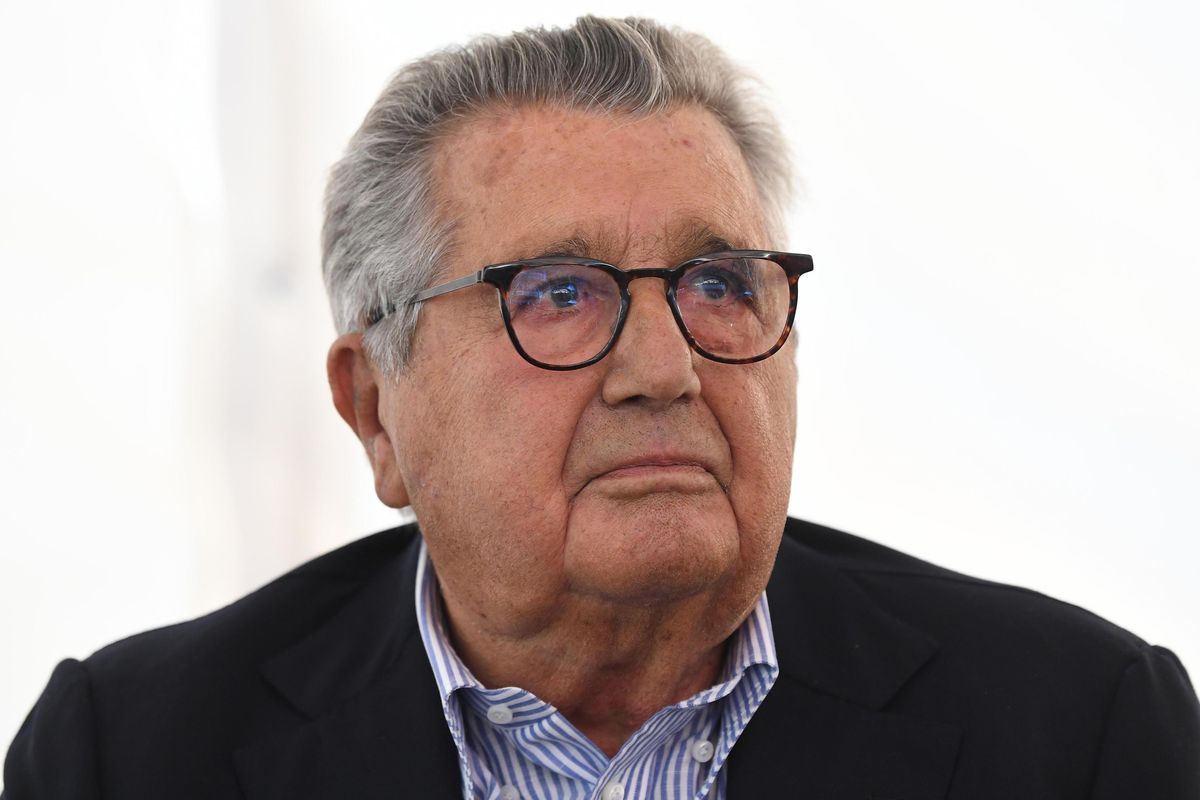 I dem riesumano l’odio contro il Cav. Che ha la stessa linea di De Benedetti