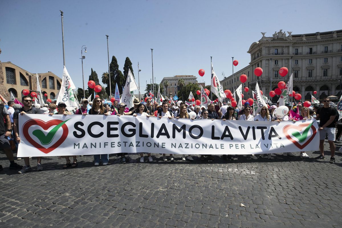 Migliaia in marcia a dire che la vita è un fine