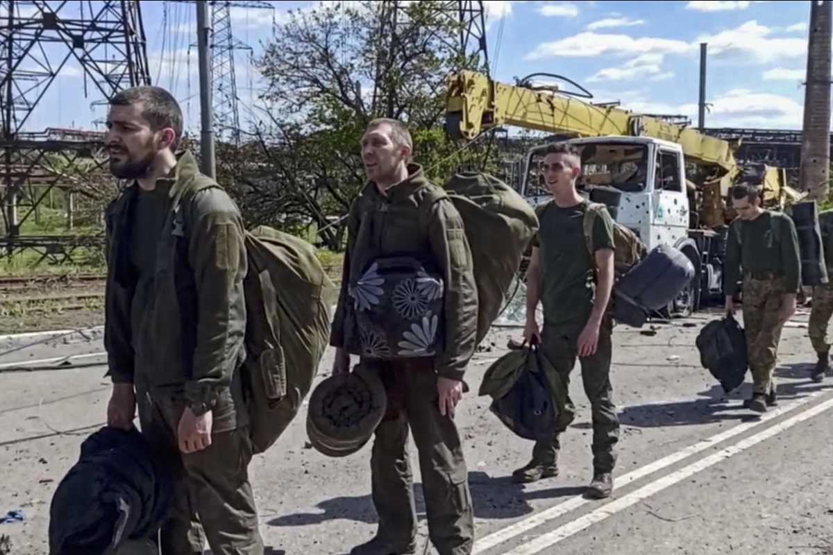 Giù gli elmetti: forse dopo le Azovstal si negozia sul serio