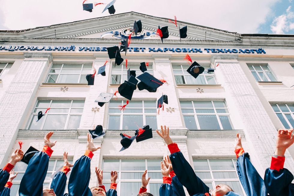 Entire class of high school graduates return to retired kindergarten teacher's house to thank her