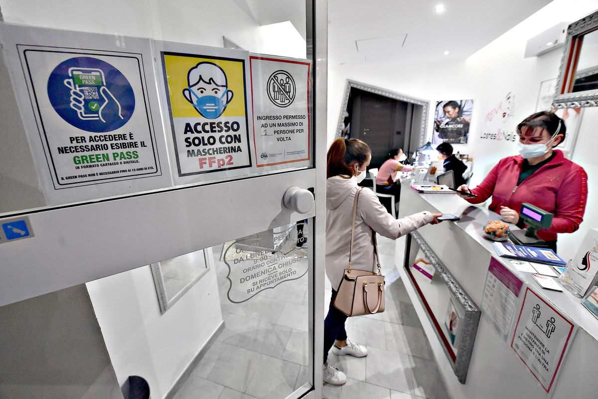 I cittadini europei bocciano il pass. Ma Bruxelles lo proroga fino al 2023